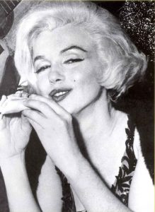 Marilyn Monroe eating tacos in Mexico City