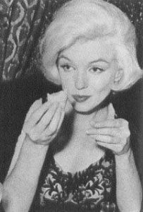 Marilyn Monroe eating tacos in Mexico City 1962.