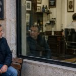 gallego viendo su reflejo