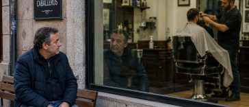 gallego viendo su reflejo